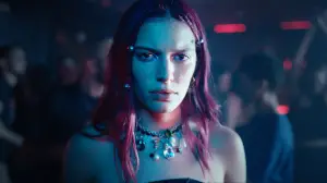 Backdrop to the movie "Come Closer" #705279