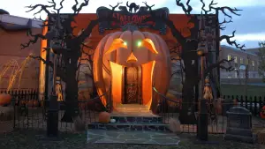 Backdrop to the movie "Halloweentown High" #706313