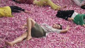 Backdrop to the movie "Levitating" #640634