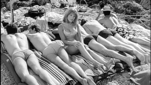 Backdrop to the movie "Darling" #692943