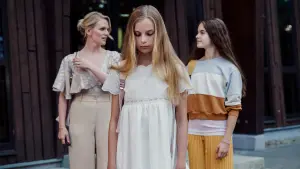 Backdrop to the movie "Hatching" #291990