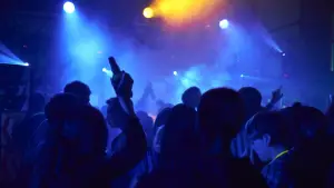 Backdrop to the movie "Ravers" #737820