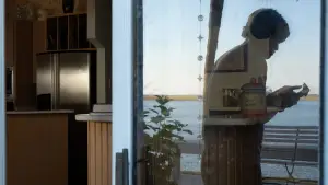 Backdrop to the movie "May December" #755417