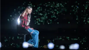 Backdrop to the movie "IU CONCERT : The Golden Hour" #392564