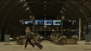 Backdrop to the movie "Leave" #413589