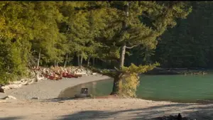 Backdrop to the movie "A Hero