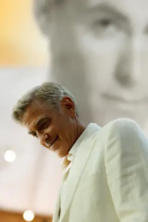 Poster to the movie "Jay Kelly" #550783