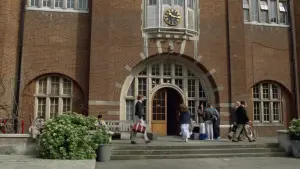 Backdrop to the movie "Link" #459274