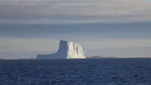 Backdrop to the movie "Antarctica" #670573