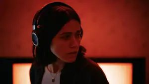 Backdrop to the movie "undertone" #560761