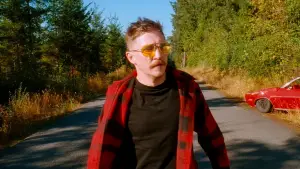 Backdrop to the movie "Strange Darling" #683531