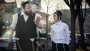 Backdrop to the movie "Menashe" #716230