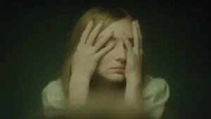 Backdrop to the movie "Red Rooms" #758861