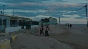 Backdrop to the movie "Close to September" #691632