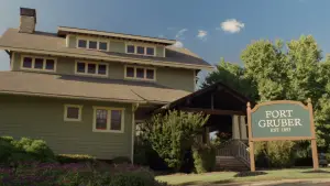 Backdrop to the movie "Hold the Fort" #627596