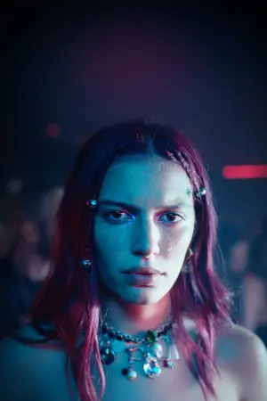 Poster to the movie "Come Closer" #705291