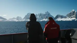 Backdrop to the movie "Antarctica" #670579