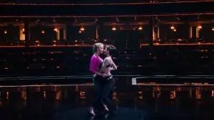 Backdrop to the movie "Showgirls" #606754