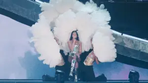 Backdrop to the movie "Dua Lipa: Live From Mexico" #816818