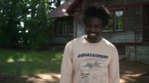 Backdrop to the movie "Showing Up" #811602