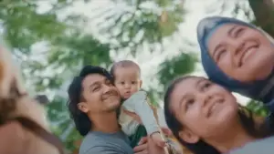 Backdrop to the movie "La Tahzan: Cinta, Dosa, Luka..." #672897