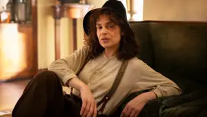 Backdrop to the movie "Elena