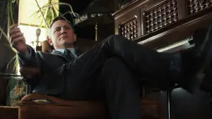 Backdrop to the movie "Knives Out" #561161