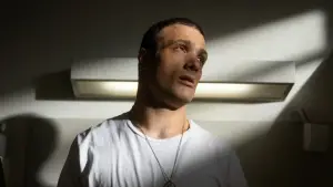 Backdrop to the movie "Inside" #698132