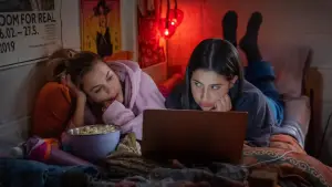 Backdrop to the movie "Roommates" #775001