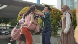 Backdrop to the movie "La Tahzan: Cinta, Dosa, Luka..." #672921