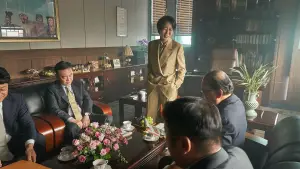 Backdrop to the movie "Lobby" #535106