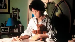 Backdrop to the movie "Paperhouse" #358187