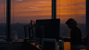 Backdrop to the movie "Through the Night" #472673