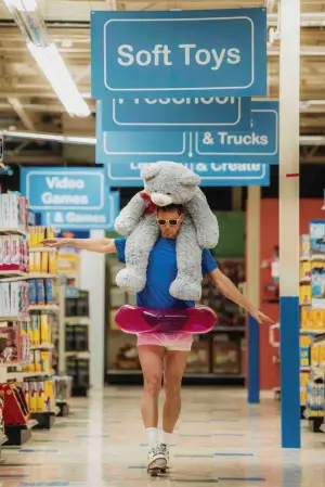 Poster to the movie "Roofman" #518290