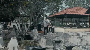 Backdrop to the movie "Whispers From The Grave" #568315