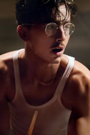 Poster to the movie "Marty Supreme" #760790