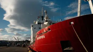 Backdrop to the movie "Antarctica" #670581