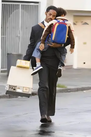 Poster to the movie "The Pursuit of Happyness" #832824