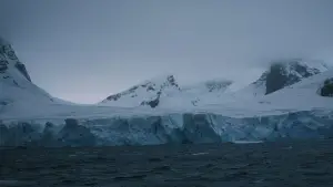 Backdrop to the movie "Antarctica" #670580