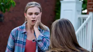 Backdrop to the movie "Glass Houses" #728240