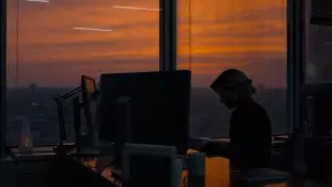 Backdrop to the movie "Through the Night" #769511