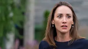 Backdrop to the movie "Glass Houses" #728251