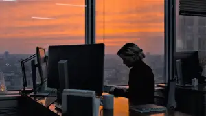 Backdrop to the movie "Through the Night" #769513