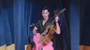 Backdrop to the movie "Elvis" #635694