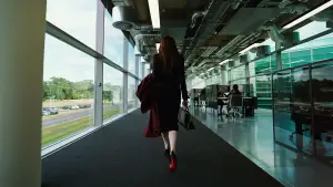 Backdrop to the movie "Bugonia" #511778