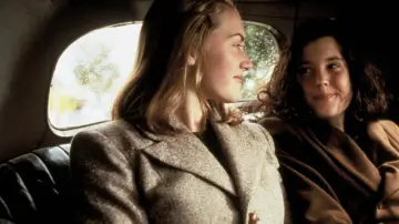 Backdrop to the movie "Heavenly Creatures" #882775