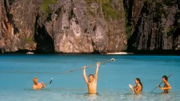 Backdrop to the movie "The Beach" #1731240
