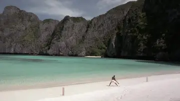 Backdrop to the movie "The Beach" #863382