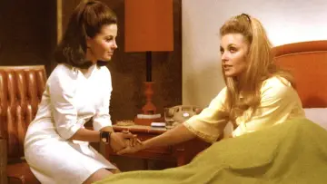 Backdrop to the movie "Valley of the Dolls" #1275945
