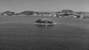 Backdrop to the movie "The Naked Island" #1635263